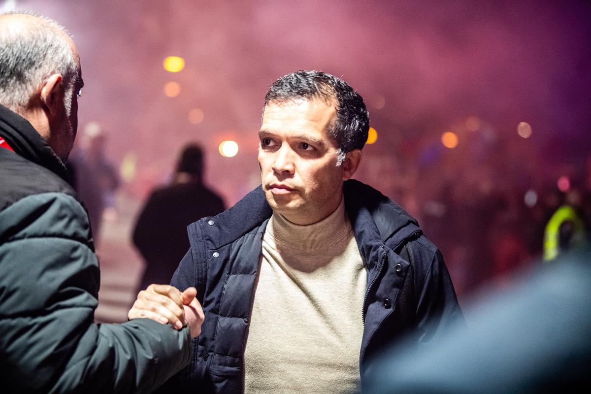 Luís Castro a la llegada del equipo.