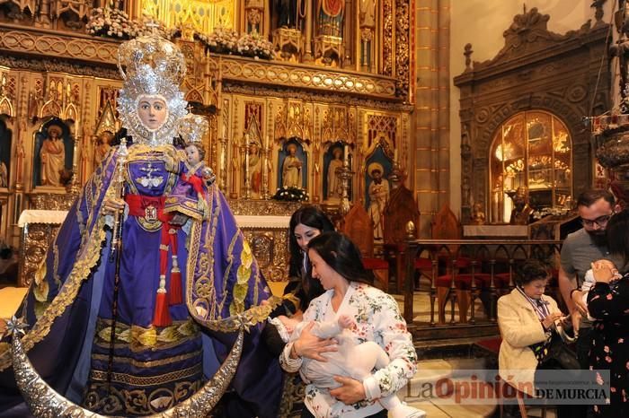 Los niños pasan por el manto de la Fuensanta