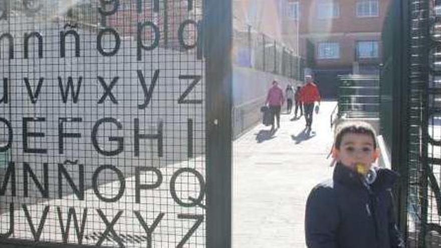 Alumnos saliendo de clase ayer.