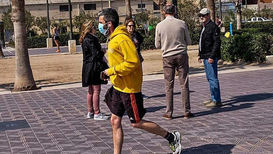 Un corredor por el paseo marítimo de València