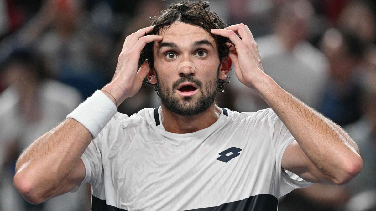 Valentin Vacherot celebra su victoria contra Djokovic en Shanghái.