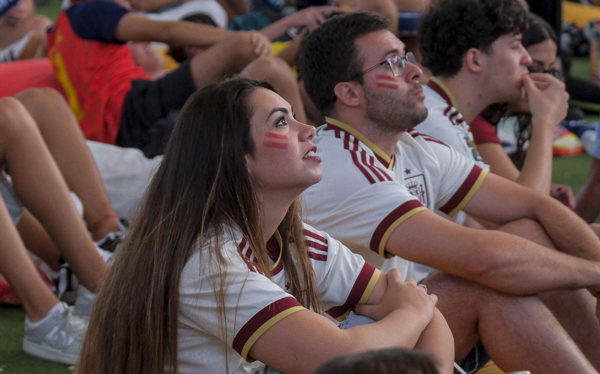 Afición española viviendo el cruce de España-Portugal en el CC Los Alisios