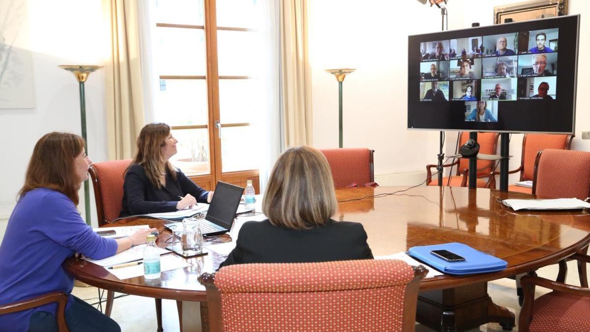 Ministerpräsidentin Francina Armengol lässt sich von Wissenschaftlern in der Corona-Krise beraten.