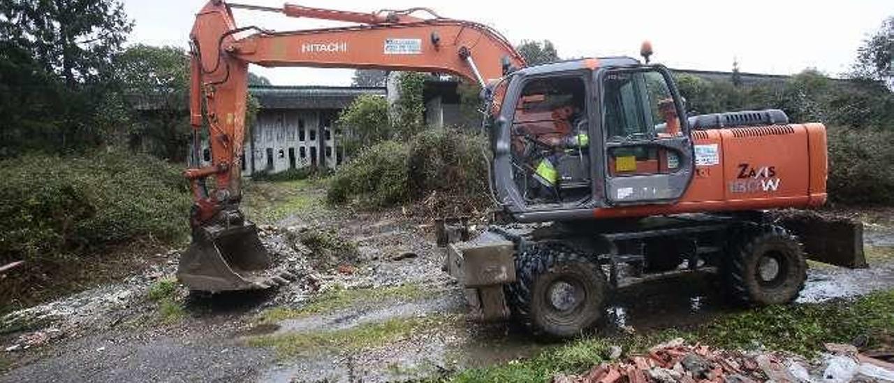 En abril se limpió la finca que fue de GEA en Coruxo. // A. I.