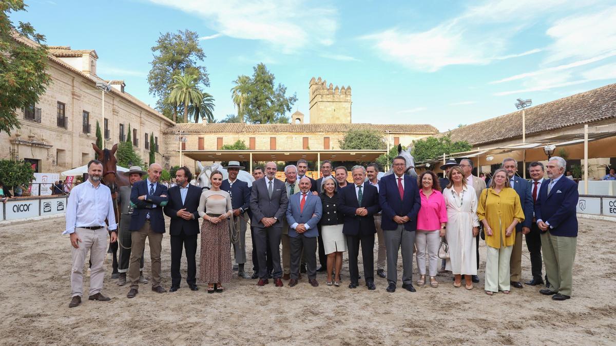 Foto de familia en la inauguración de Cabalcor 2023.