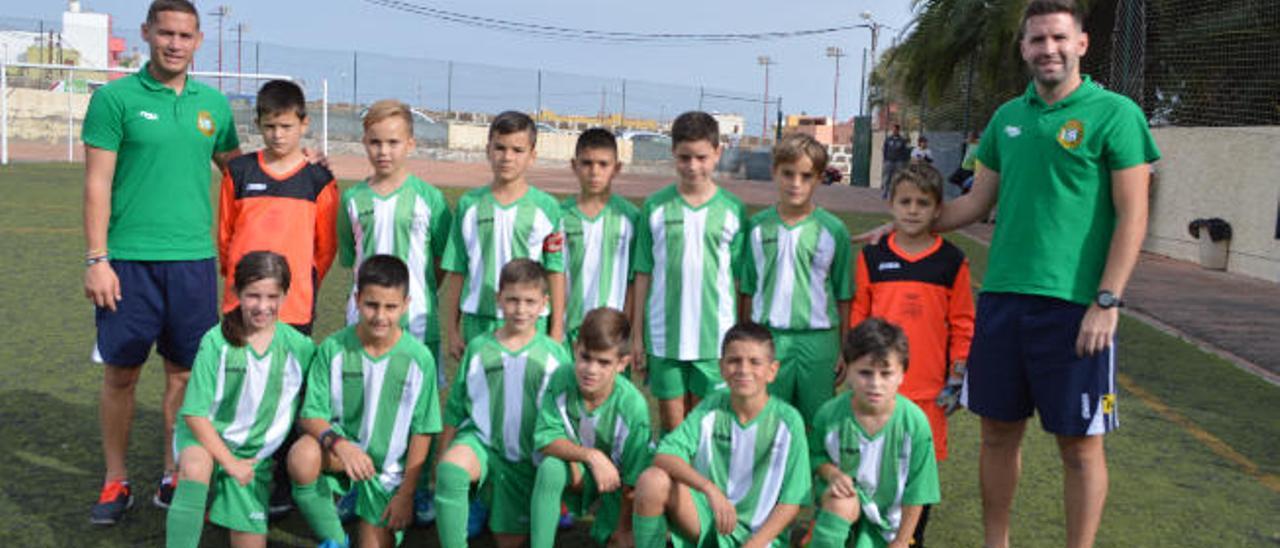 Técnicos y jugadores del equipo benjamín &#039;A&#039; de la UD Moya en el campo &#039;García Hernández&#039;.