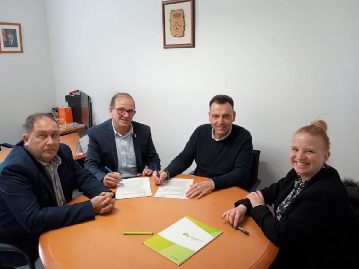 Una imatge de la reunió d'avui per adherir Osor al projecte