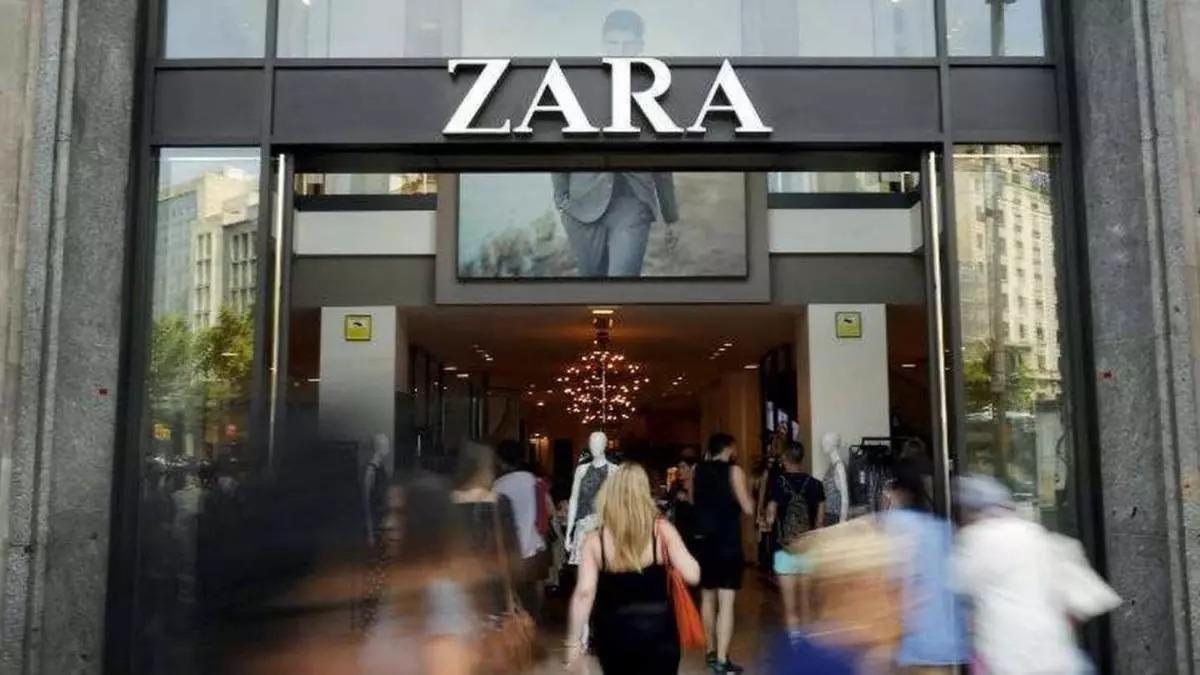 Rebajas en una tienda de ZARA.