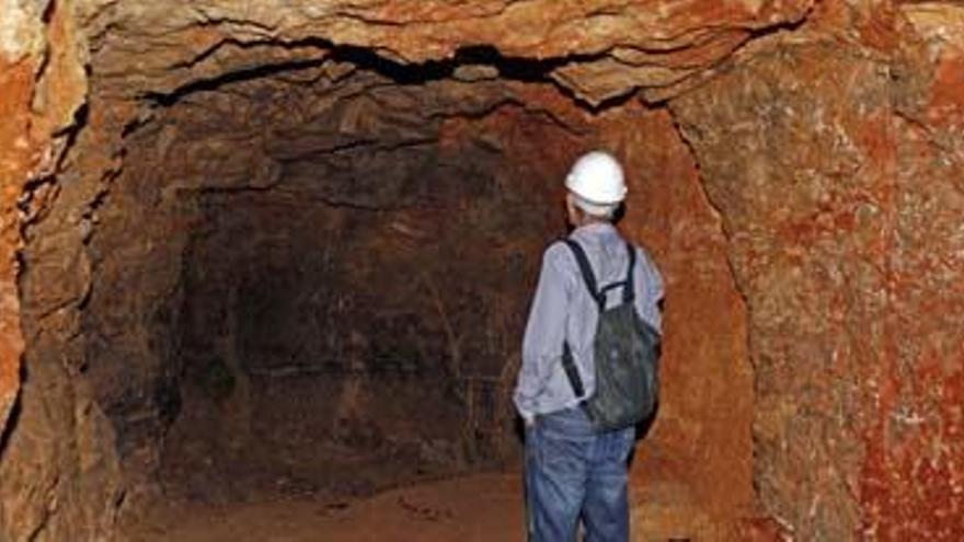 El pozo de agua, las escaleras de acceso y abajo una galería que quedó sin terminar.