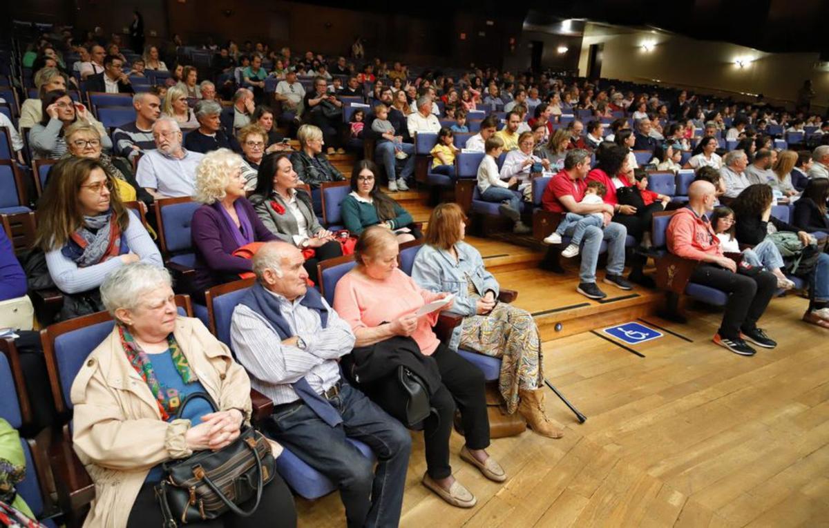 El público que se dio cita en el concierto de fin de curso. | Analía Pello