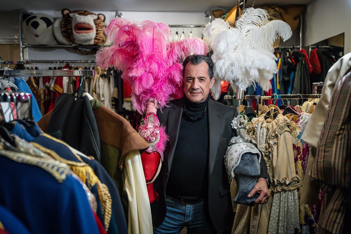 Barcelona 06/02/2026 Barcelona. Contra Jacobo Menkes, de las tiendas menkes de disfraces y demás. AUTOR: MANU MITRU