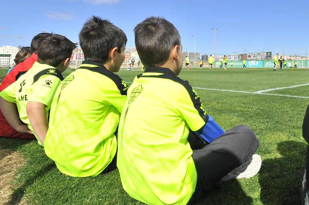 Los niños disfrutan con los jugadores del Elche