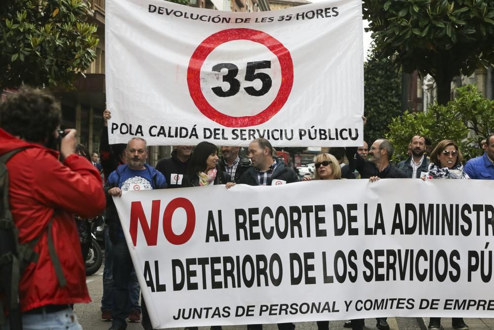 Protesta de funcionarios durante la celebración del pleno de la Junta General del Principado