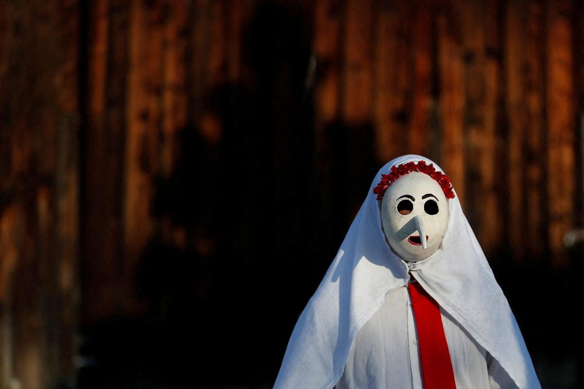 Tradicional procesión de San Nicolás en el pueblo de Lidecko, República Checa, el lunes 4 de diciembre de 2023. Esta tradición prenavideña pervive desde hace siglos en algunos pueblos del este del país. Se desfila por el pueblo durante el fin de semana, yendo de puerta en puerta. San Nicolás obsequia a los niños con caramelos. Los diablos llevan máscaras caseras de piel de oveja y las criaturas blancas que representan la muerte, van con guadañas y les asustan.