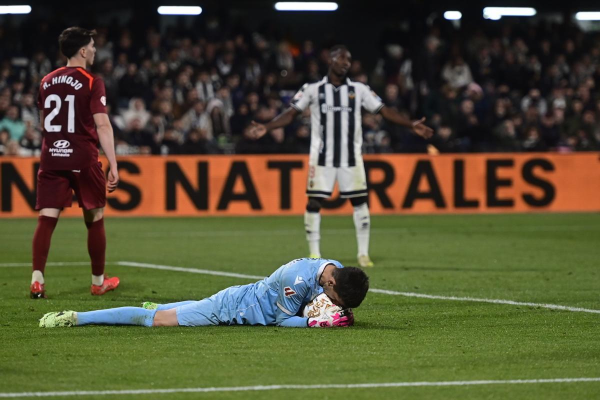 Edgar Badia bloca la pelota durante el Castellón-Cultural del lunes en el SkyFi Castalia.