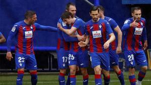 Los jugadores del Eibar celebran un gol