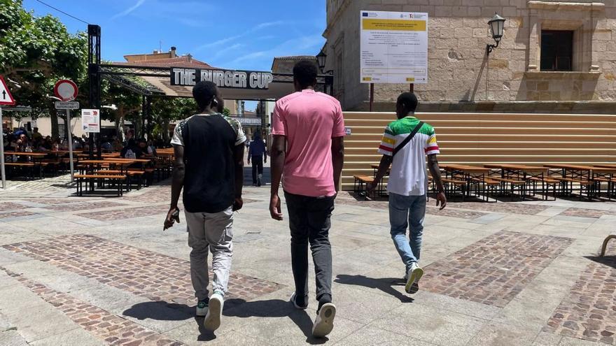 Tres jóvenes malienses de los llegados en mayo a la capital.
