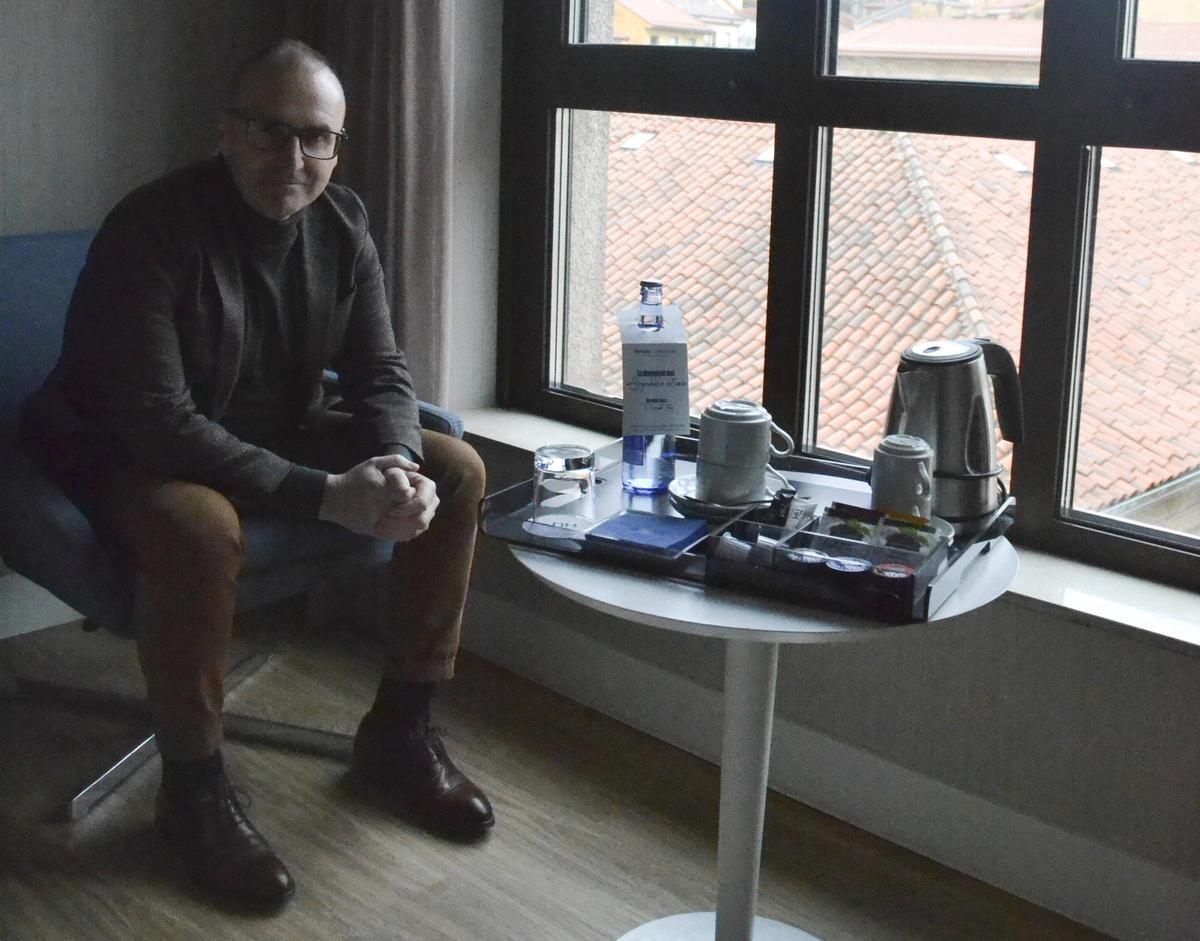 Daniel García, en una habitación del hotel NH Principado.