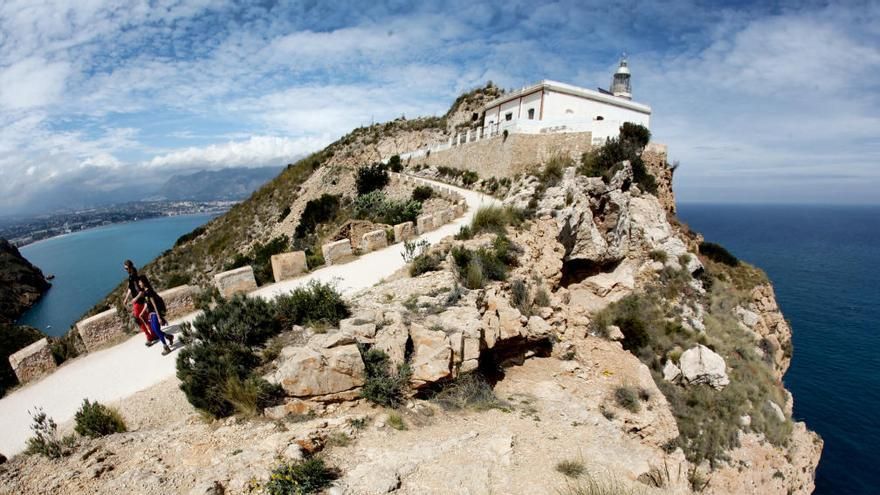 La Ruta del Faro del Albir es una de las más visitadas, gracias a sus vistas a todo el mar.