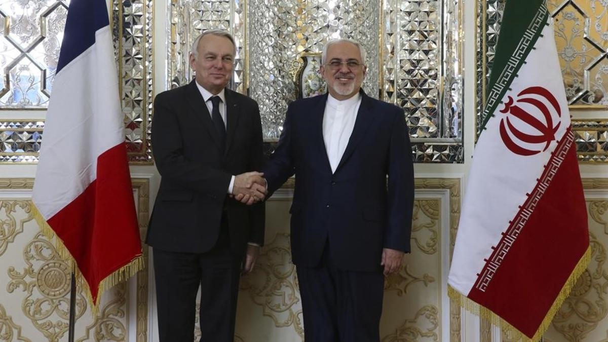 Zarif (derecha) estrecha la mano de su homólogo francés, Jean-Marc Ayrault, antes de su encuentro en Teherán, este martes.