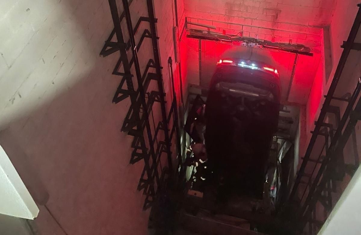 Sis ferits al caure un cotxe en el buit de l’ascensor d’un hotel de Santander Sis ferits al caure un cotxe en el buit de l’ascensor d’un hotel de Santander