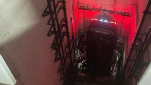 Sis ferits al caure un cotxe en el buit de l’ascensor d’un hotel de Santander