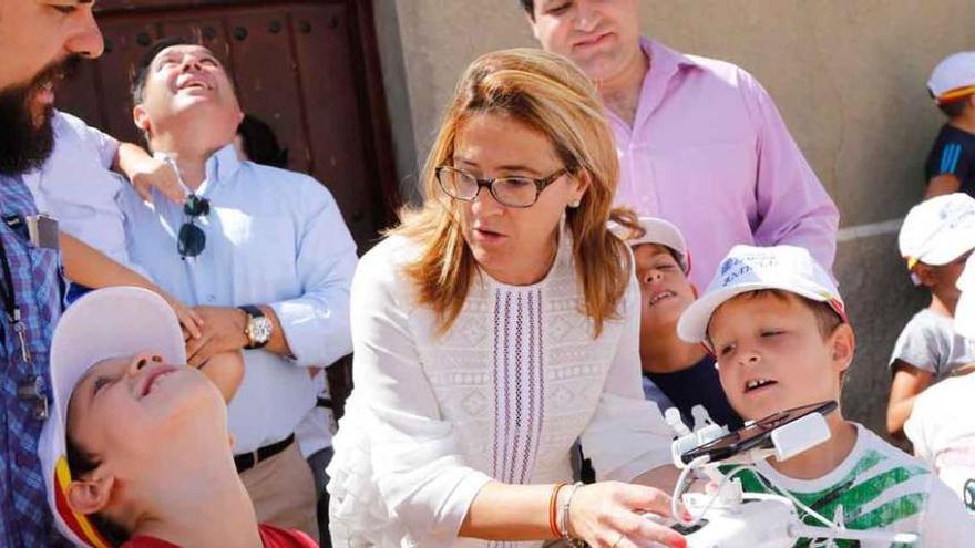 La presidenta de la Diputación juega con niños de Villardondiego.