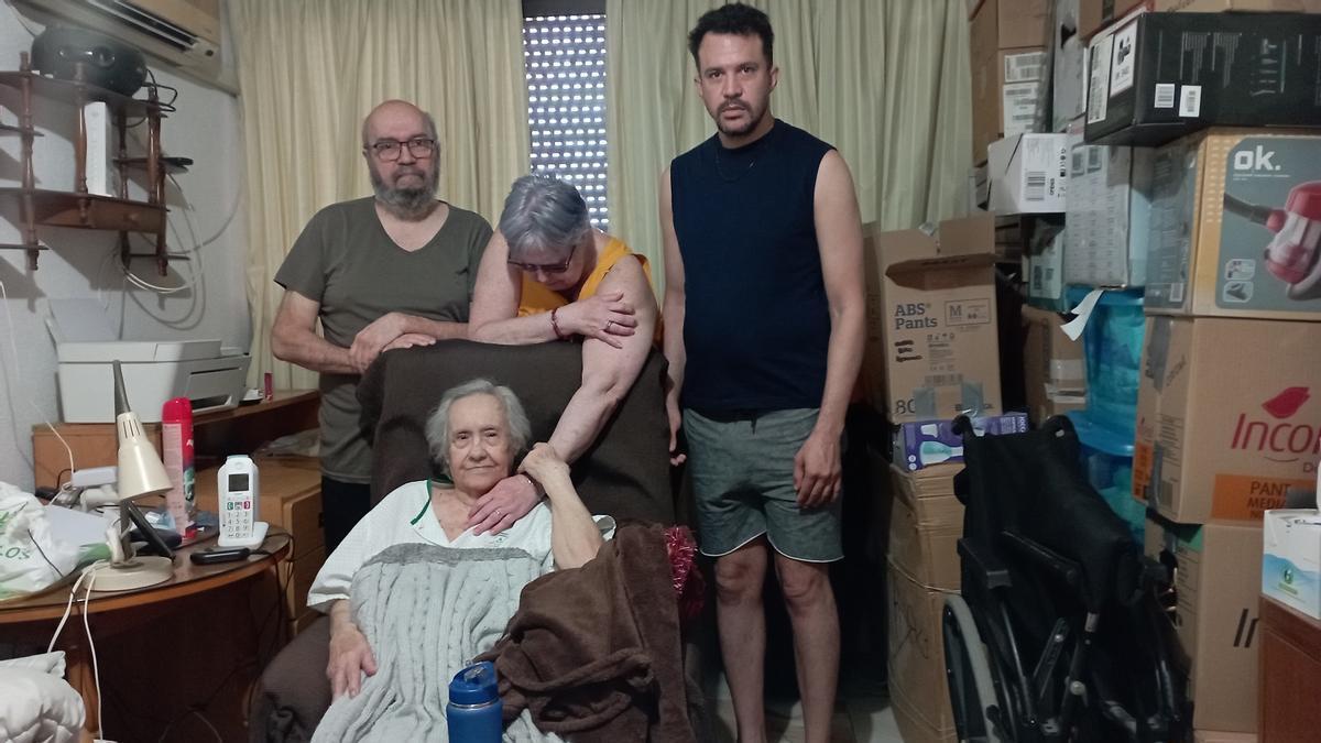 Marisol de 66 años, el pasado lunes con su madre, de 95 años, su hijo de 39 y su hermano de 68, que cobra un euro de pensión.