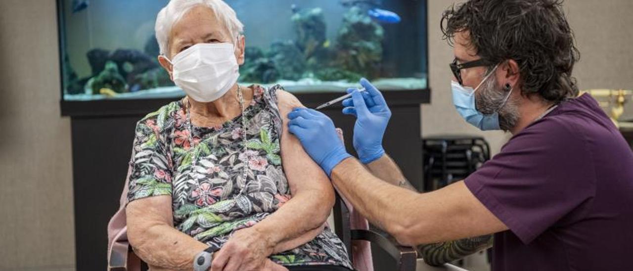 Una mujer de 90 años, primera en recibir la vacuna contra la covid en Suiza