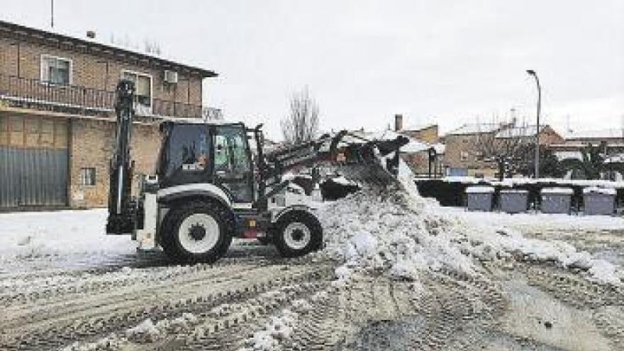 Intensos trabajos para retirar la nieve de las vías