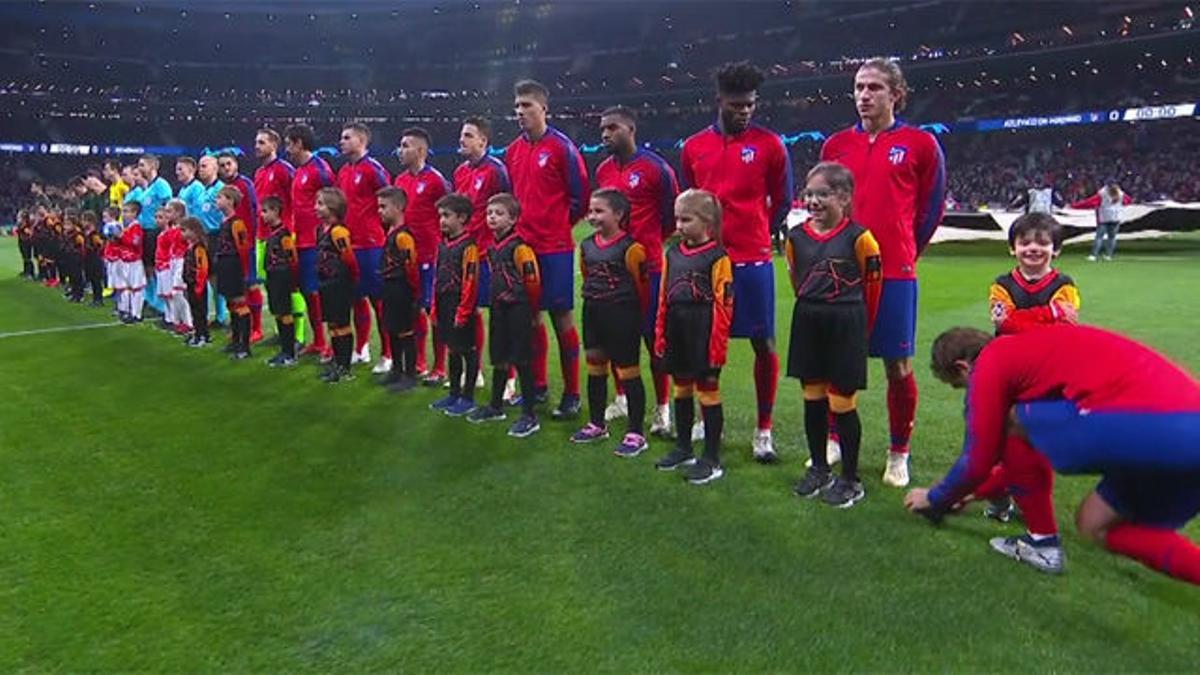 Bonito detalle de Griezmann: le ata los cordones a un niño mientras suena el himno de la Champions