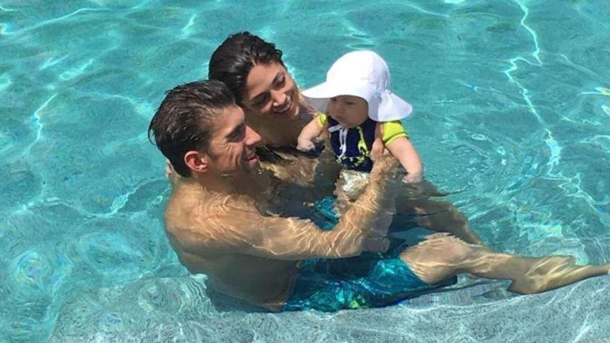 Phelps vuelve a la piscina con su familia