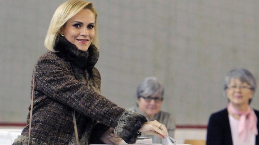 Gabriela Firea, alcaldesa de Bucarest, vota en los comicios.