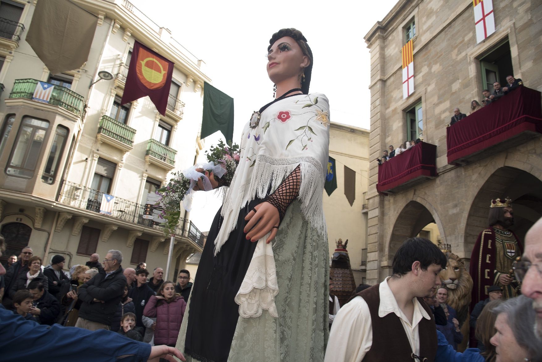 La imatgeria i els Tirallongues es llueixen enmig d'una plaça Major plena per la Festa de la Llum