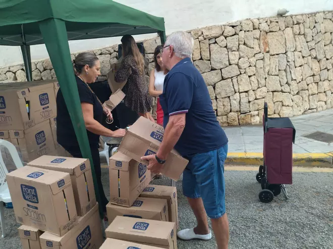 Reparto de garrafas de agua potable en el mercadillo de Teulada