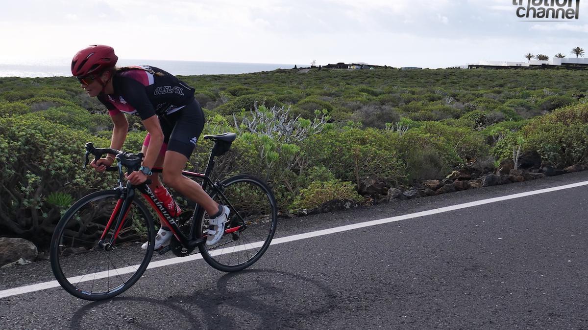 Iria Rodríguez, durante un entrenamiento en bicicleta, en Lanzarote. // Triatlon Channel