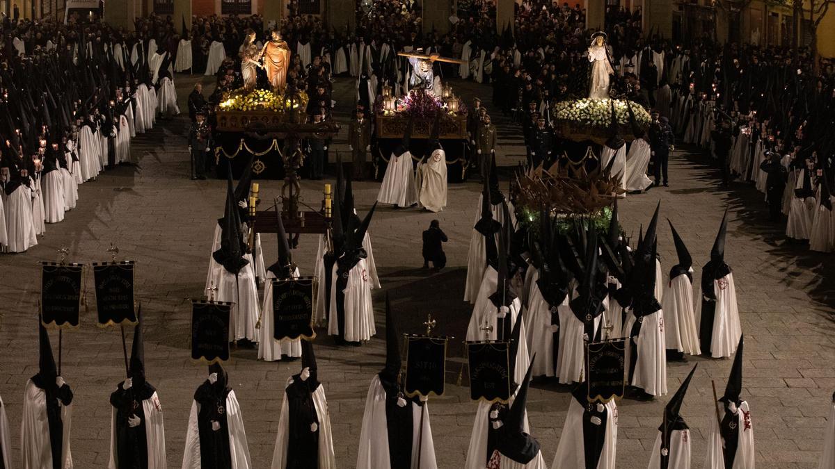 Un desfile procesional de la Tercera Caída,