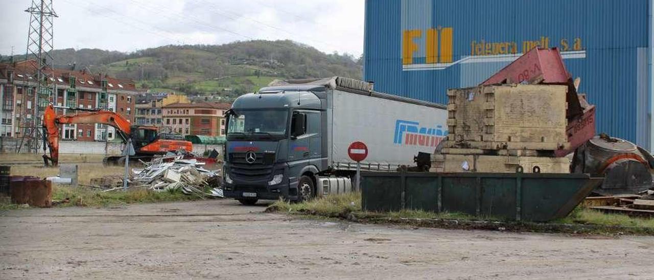 Maquinaria para el derribo y materiales en la parcela de las naves de Felguera Melt.