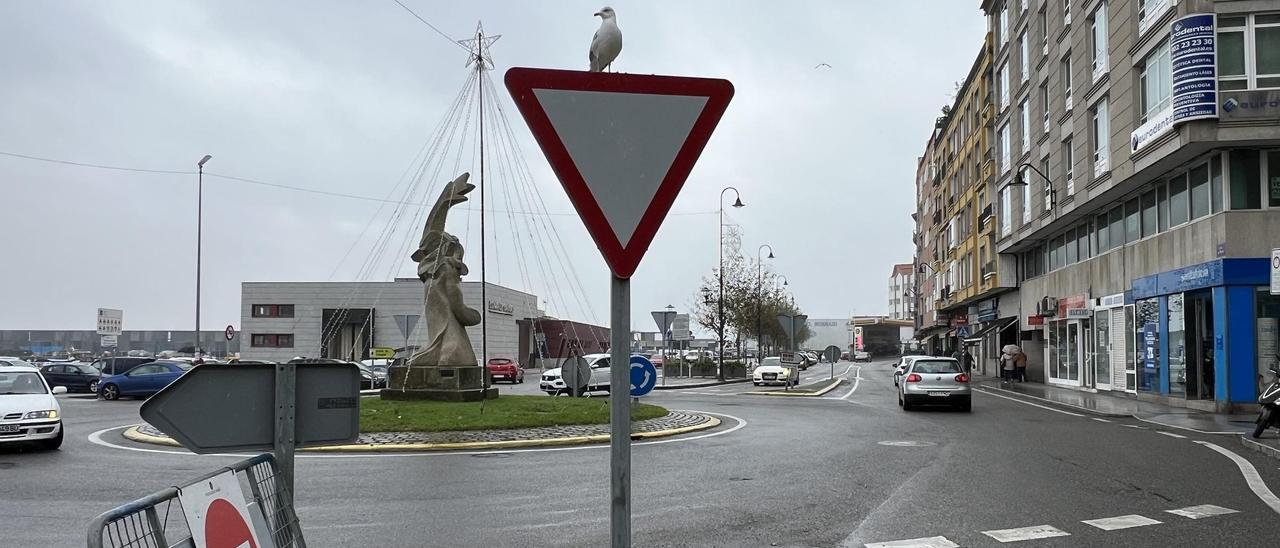 Alumbrado de Navidad junto a la lonja de Cangas que Portos exige retirar de las farolas