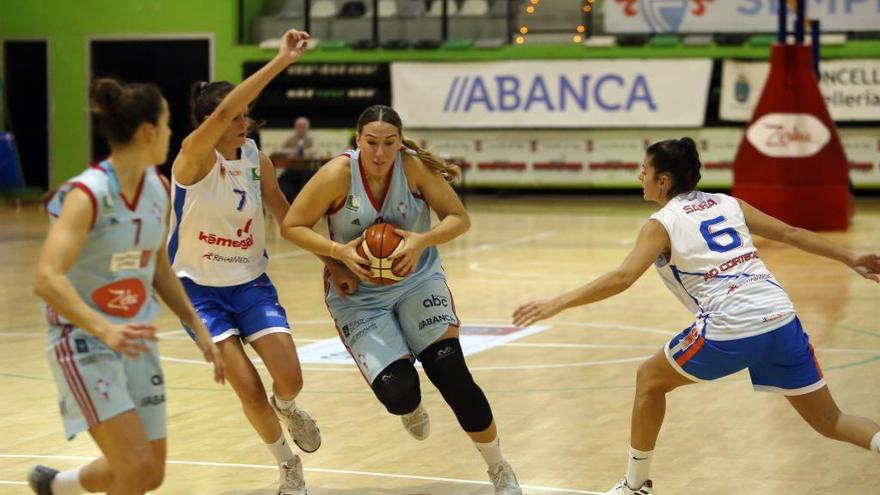 Itziar Germán, con la pelota, durante un partido en Navia. // Marta G. Brea