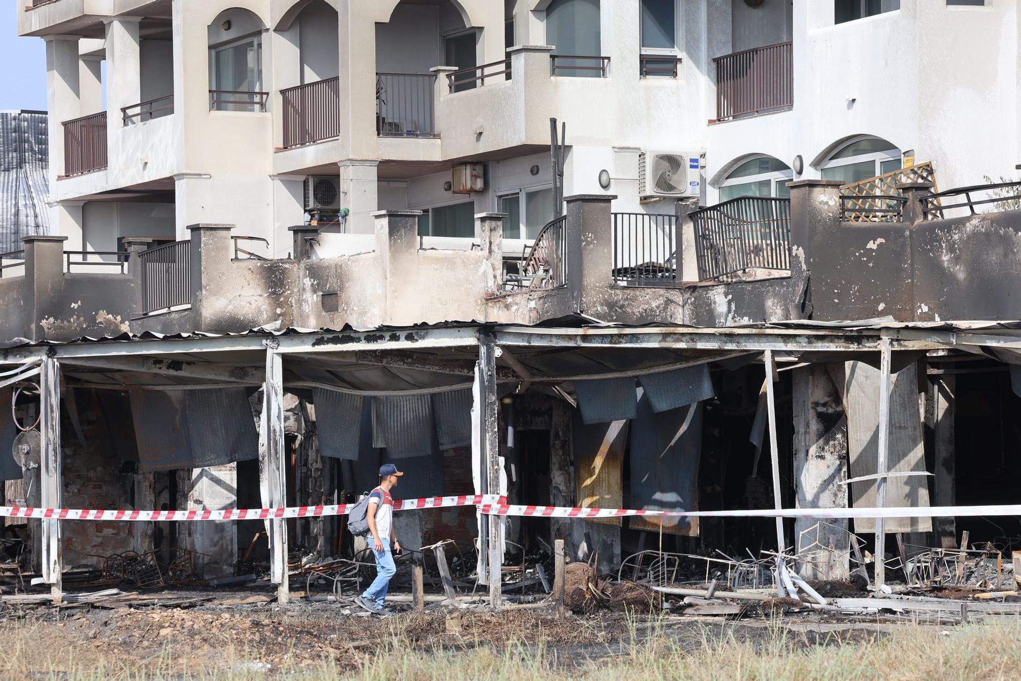 Todas las imágenes del devastador incendio en una zona de ocio de Ibiza