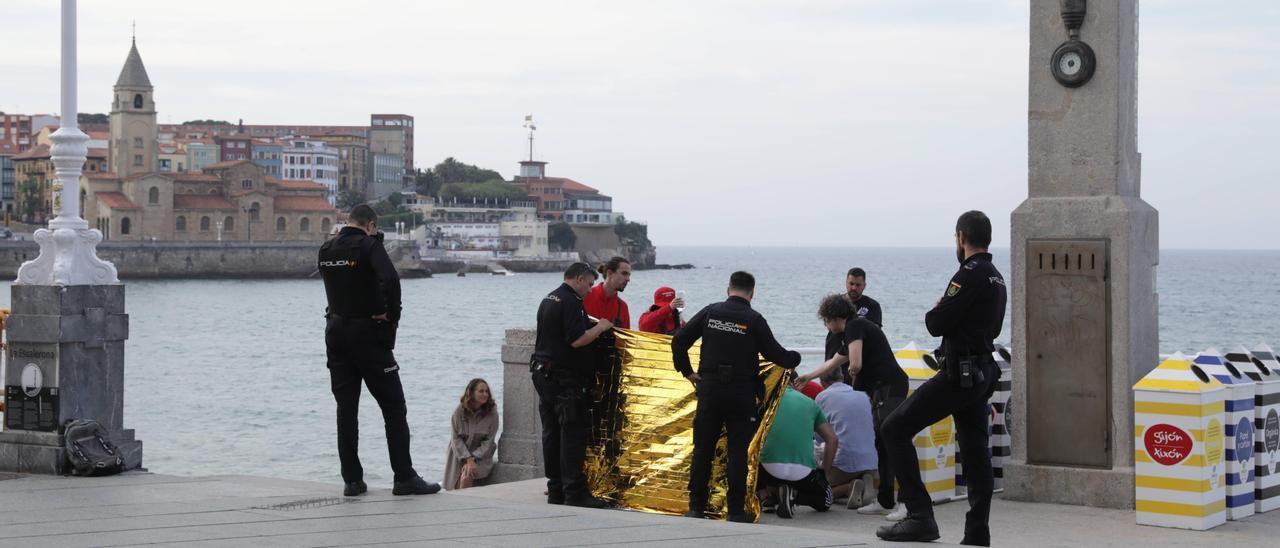 El operativo en la playa de San Lorenzo por un nadador fallecido, en imágenes