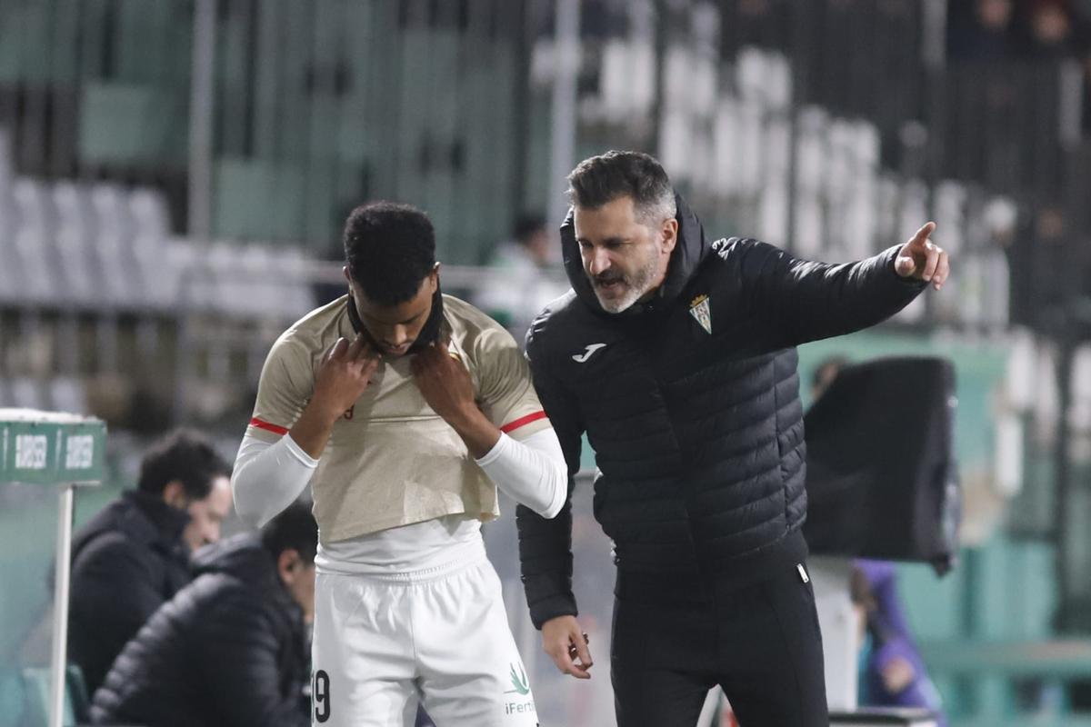 Dalisson de Almeida recibe instrucciones de Iván Ania en el Córdoba CF-Valladolid.