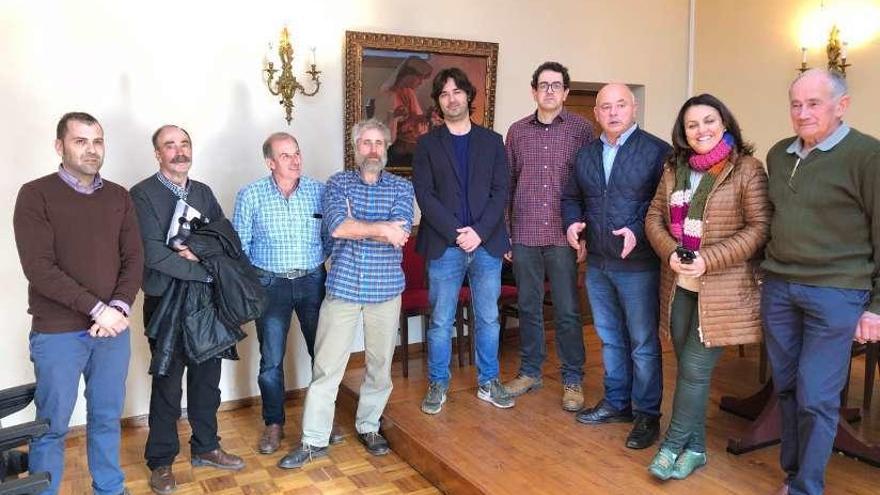 Alcaldes comarcales y representantes de Asturias Ganadera, ayer, en Cangas de Onís.