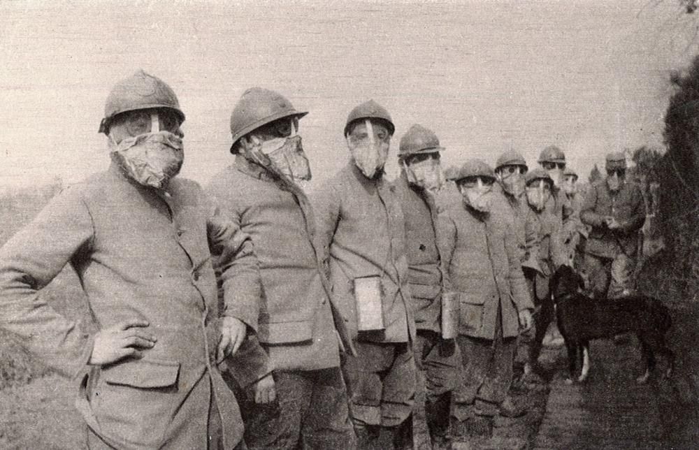 Soldados franceses, equipados con máscaras antigás en una fotografía que se conserva en el Museo de la Gran Guerra de Francia, en el Château de Péronne.