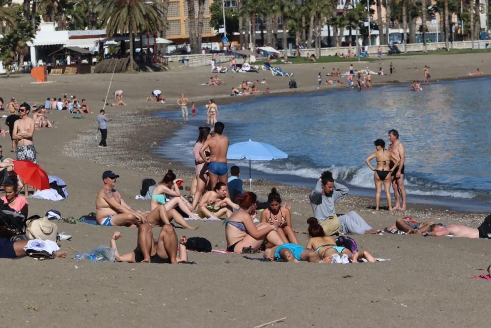 La subida de las temperaturas de los últimos días, que tendrá el sábado sus máximas, ha llevado a muchos malagueños a las playas de la capital.