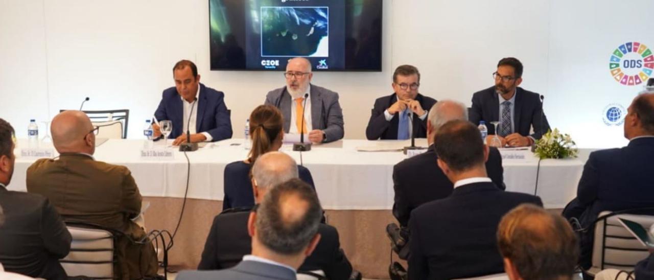 Blas Acosta, Pedro Alfonso, Juan Ramón Fuertes y José Miguel González, ayer en la presentación del libro. | | E.D.