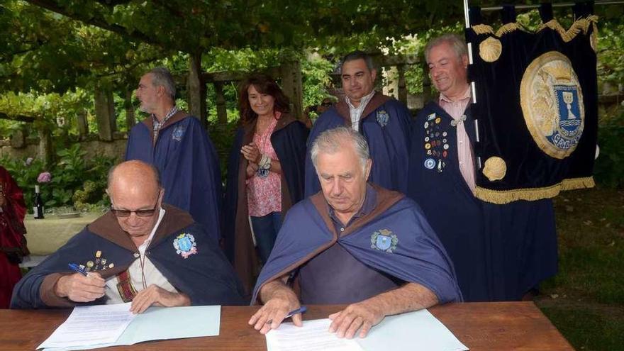 El presidente de la DO Rías Baixas, Juan Gil de Araújo (derecha), firmó el convenio con el Capítulo. // N. P.