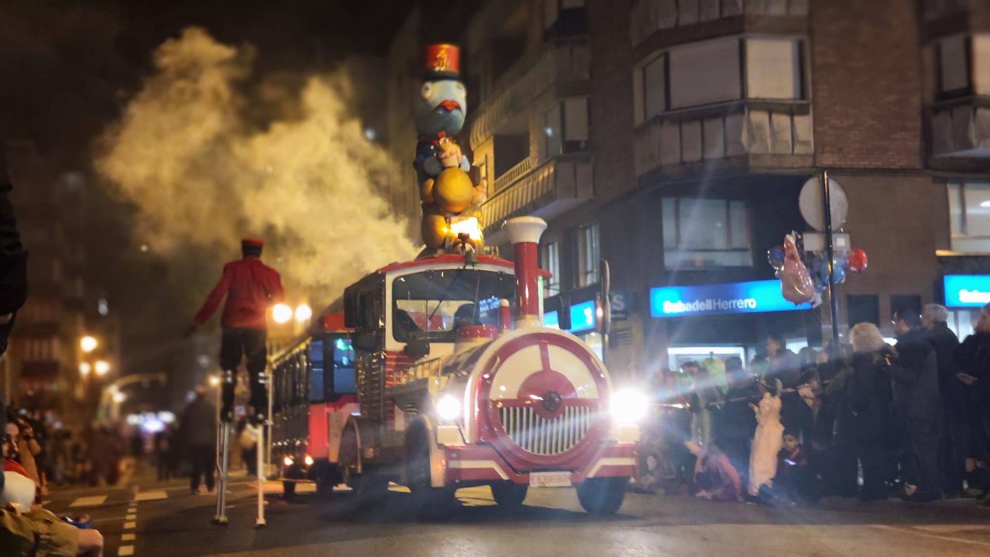 Así es el Antroxu de Mieres, con la truchona, Abba y hasta Depredador por las calles