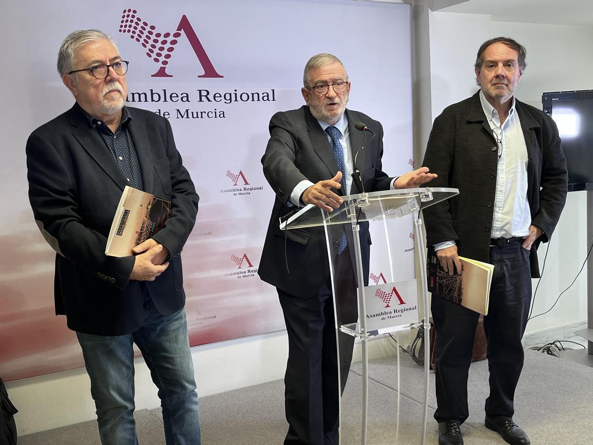 El presidente de la Asamblea, Alberto Castillo (c), con los codirectores del CEMOP, Juan José García Escribano e Ismael Crespo.